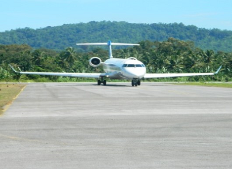 Pesawat Garuda Indonesia jenis Next Gent 1000 Bombardier dan Pesawat Wings Air mendarat di Bandara Dr. FL. Tobing Pinangsori setiap hari.